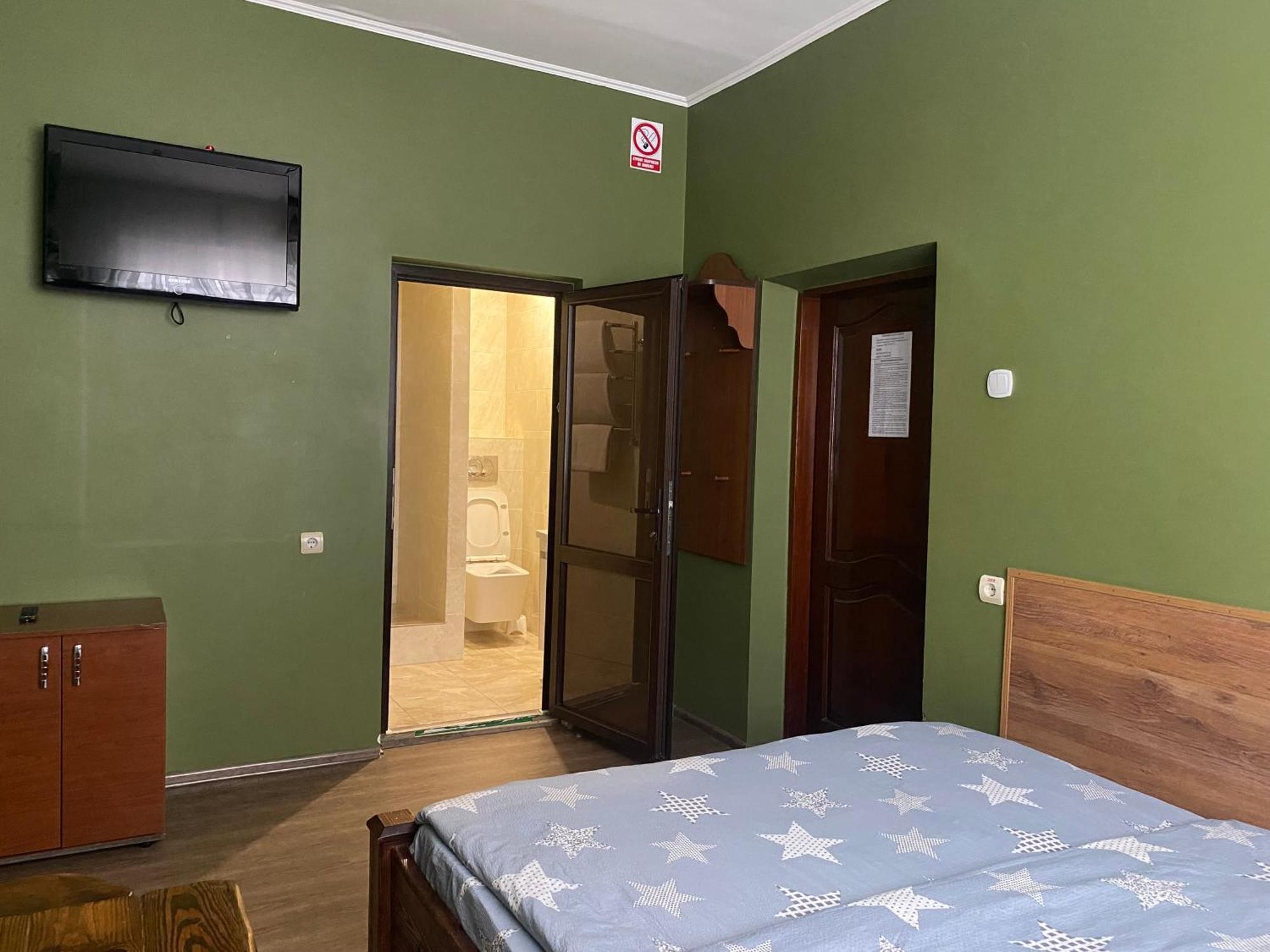 Mini-Hotel Neptun Rivne Esterno foto